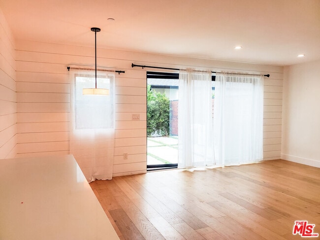 Building Photo - 11221 Hannum Ave