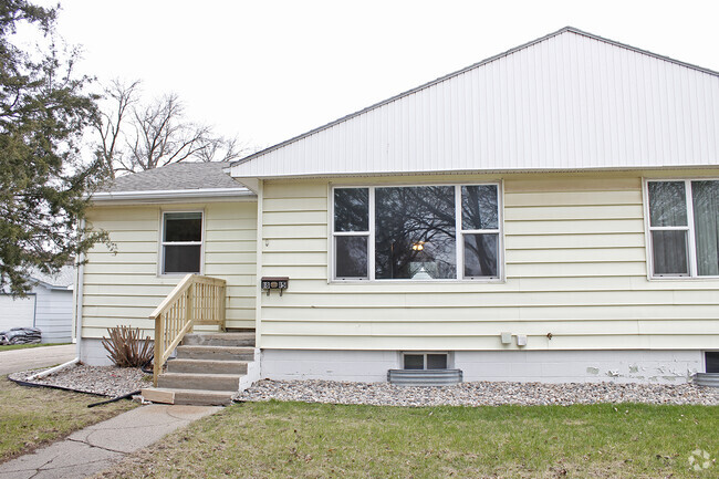 Building Photo - 1815 Dakota St