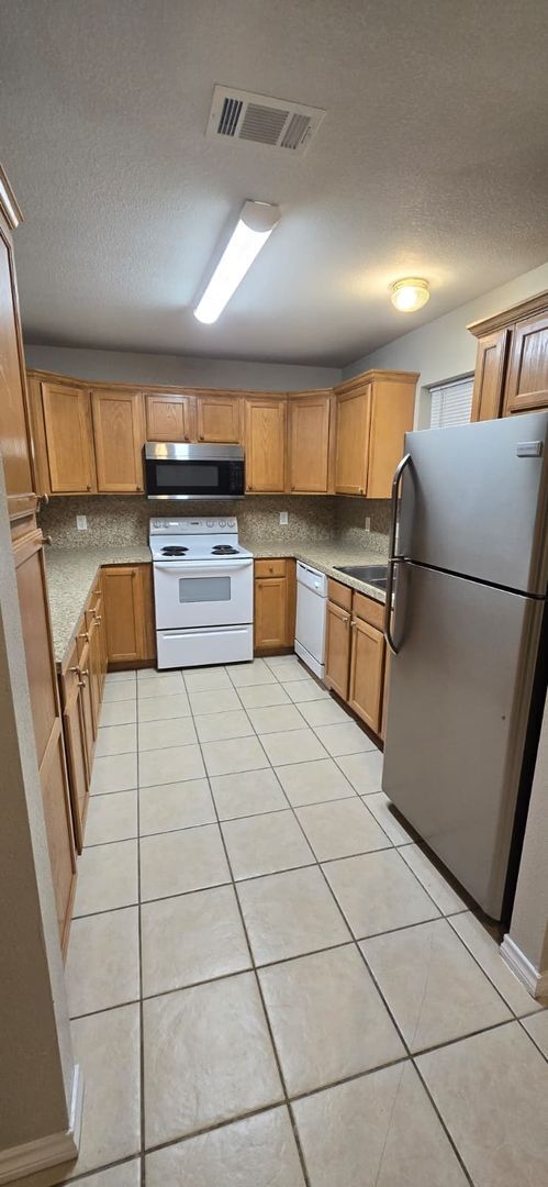 Building Photo - Spacious 3 bedroom / 3 bath duplex in convenient location