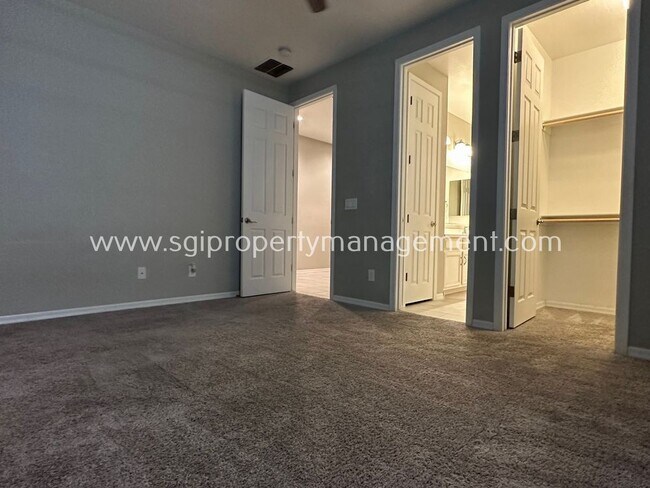 Foto del edificio - 4 BEDROOM MULTI-GEN SURPRISE HOME!