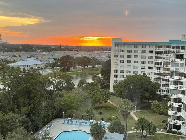 Foto del edificio - 4200 Hillcrest Dr