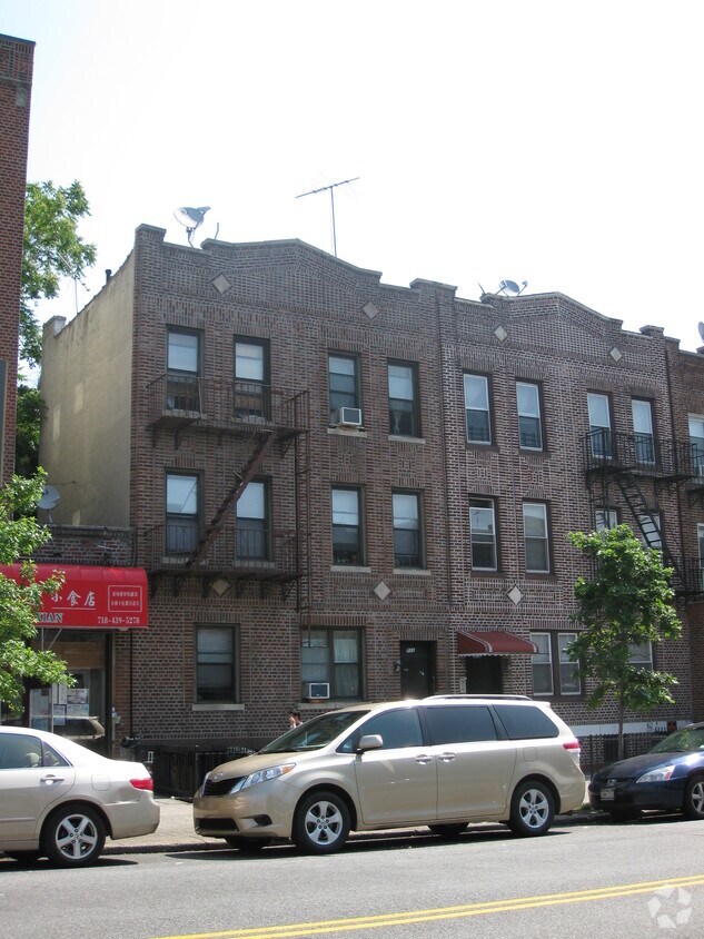 Building Photo - 711 60th St