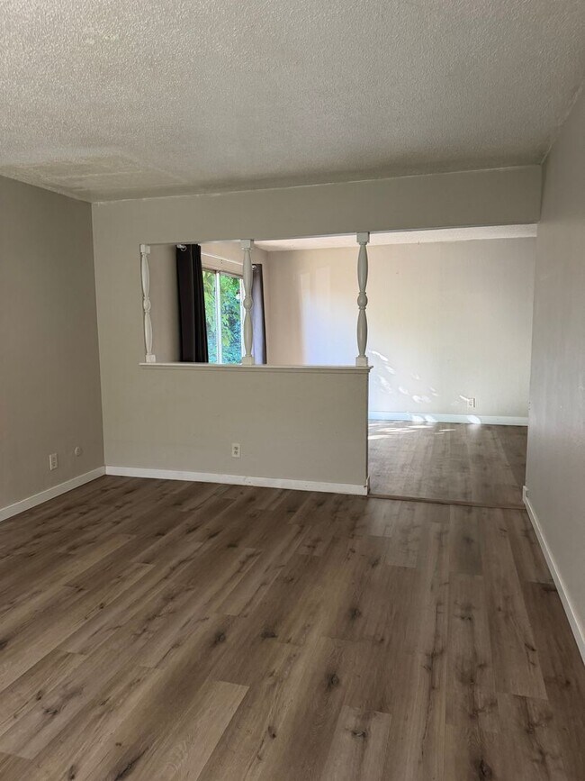 Foto del edificio - 3 bedroom 1 bath duplex