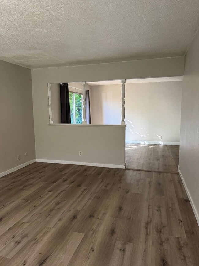 Building Photo - 3 bedroom 1 bath duplex