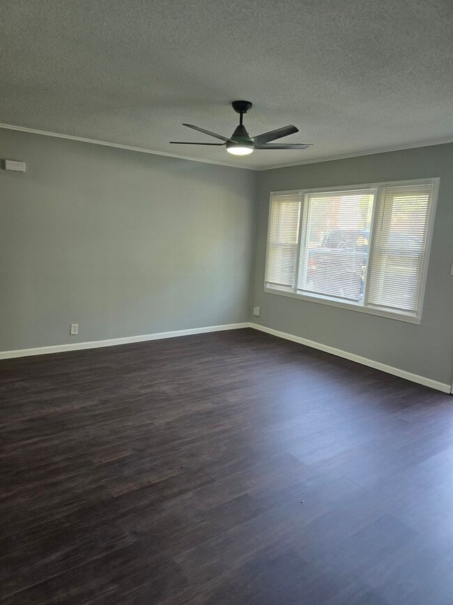 Building Photo - Newly Renovated 2 bedroom in Roeland park