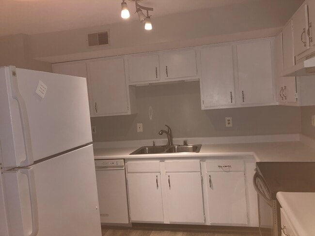 Building Photo - 818 Rubel Ave