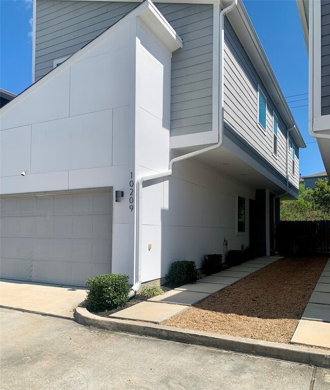 Building Photo - 10209 Las Nubes Ave