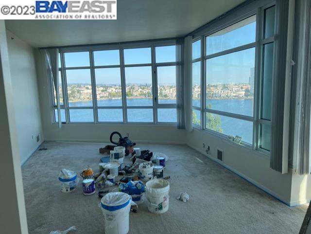 Foto del edificio - 1 Lakeside Dr