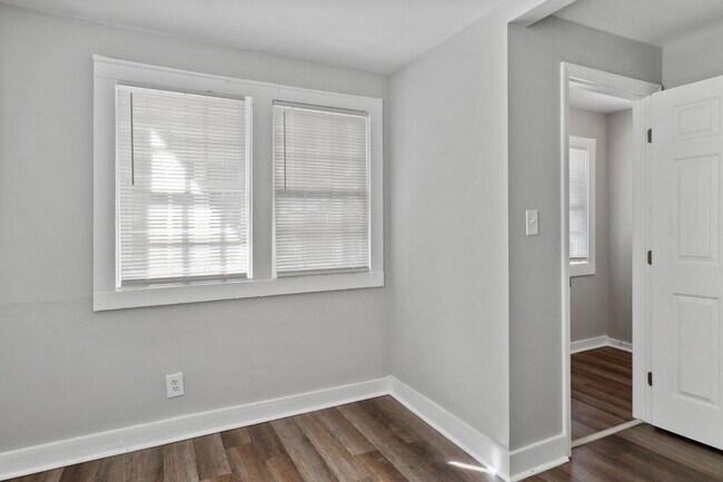 Foto del edificio - Large 1BR/1BA Bungalow Near Downtown For Rent