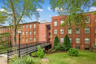 Building Photo - 222 Williams St E