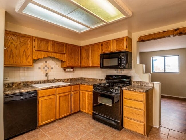 Building Photo - 2838 Aliso Dr NE