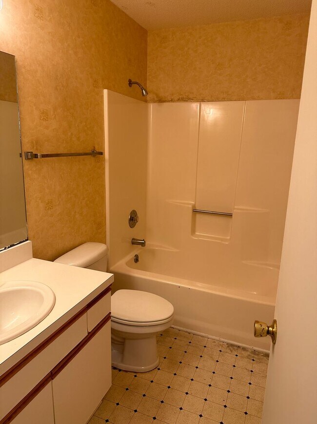 Building Photo - 50 Candlewyck