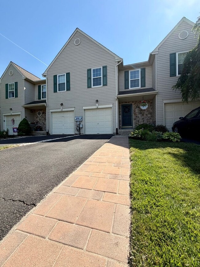 Building Photo - Stunning 3-Bedroom/2-Bathroom Townhouse. Available Mid July!