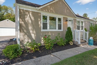 Building Photo - 222 Robbins Ave