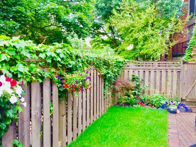 Building Photo - 2014 N Larrabee St