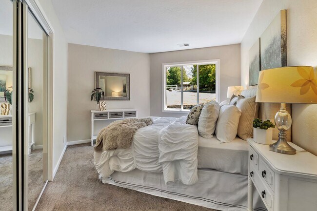 Building Photo - Welcome to Refined Country Living in Los G...