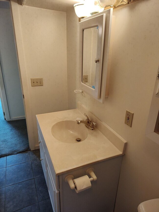 Building Photo - Great 2 bedroom, 1 bathroom house with lake access