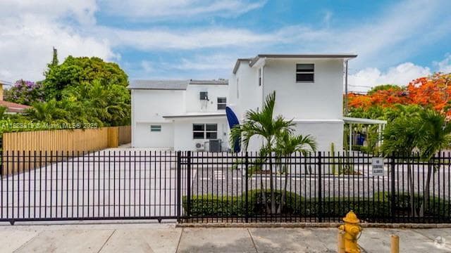 Building Photo - 590 SW 23rd Ave