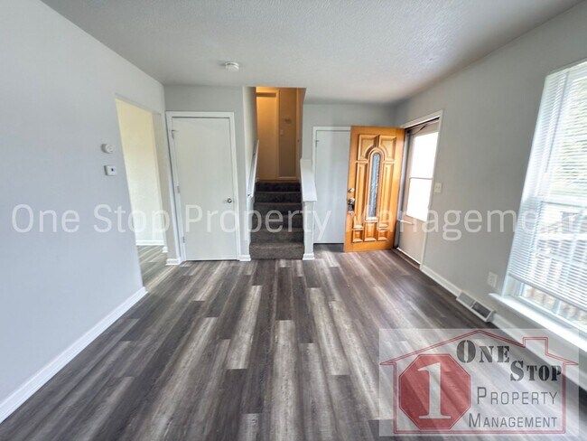 Foto del edificio - 3 bedroom, 1 bathroom duplex in Independen...