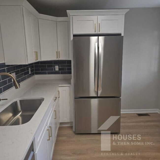 Building Photo - 511 Hampton Ave