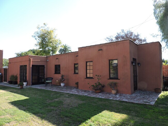 Patio de ladrillo abierto al patio compartido. - 3751 Olive Ave