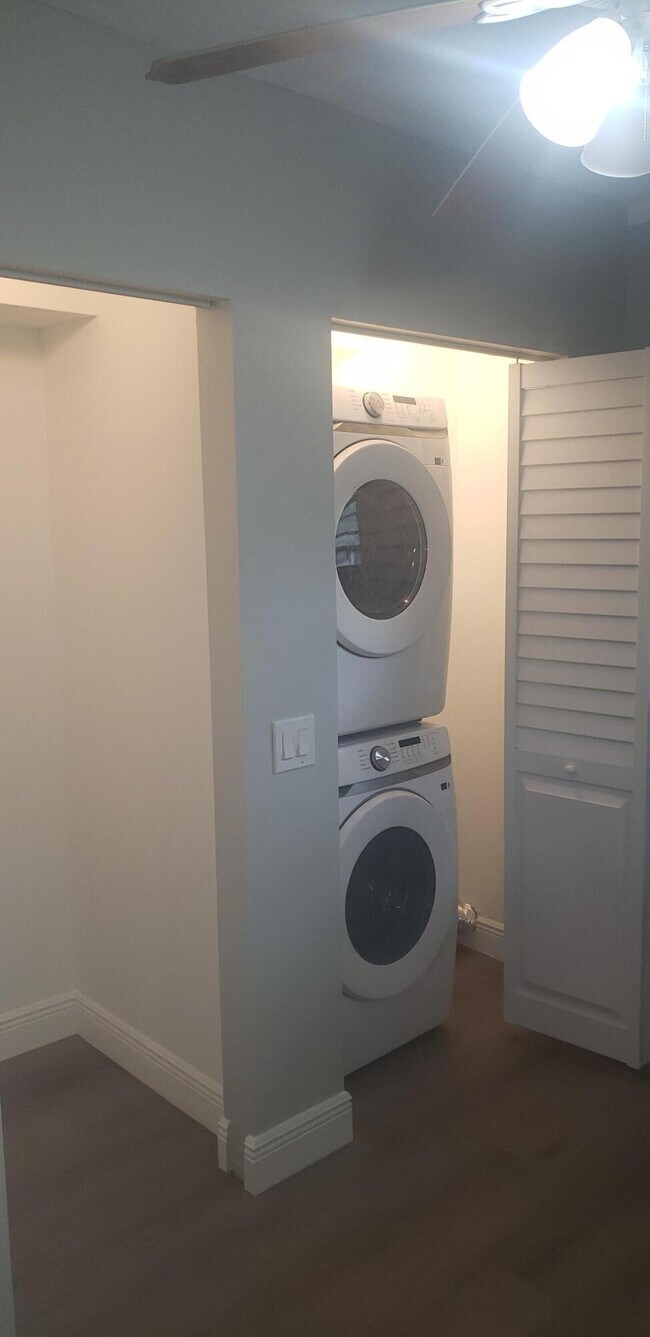 Building Photo - 4444 Golfers Dr W