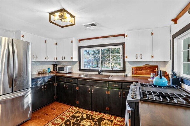 Foto del edificio - 3671 Bishop Dr