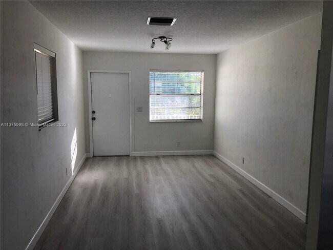 Building Photo - 1301 N 12th Ct