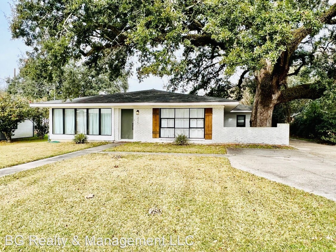 Primary Photo - 3 br, 2 bath House - 325 Oak Street