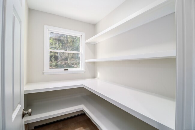 Foto del edificio - 85 Ironworks Hill Rd