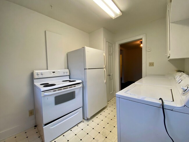 Building Photo - Charming 2 Bedroom Cottage in Green hills