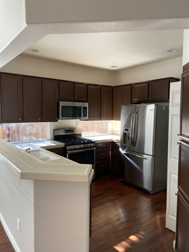 Building Photo - Charming 2-bedroom, 2-bathroom House with Garage & Backyard! Available End of December.