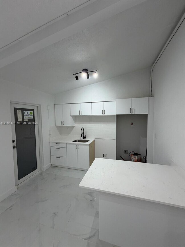 Foto del edificio - 3220 Plaza St