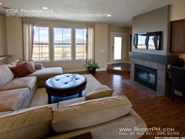 Foto del edificio - Daybreak Lake front townhome