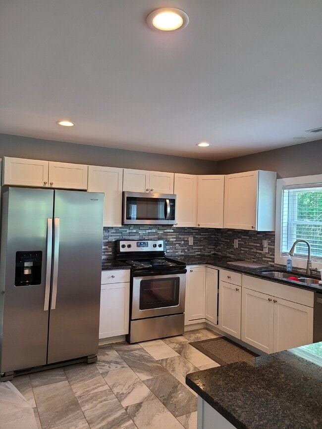 Building Photo - Country Living 3 Bed 2 Bath