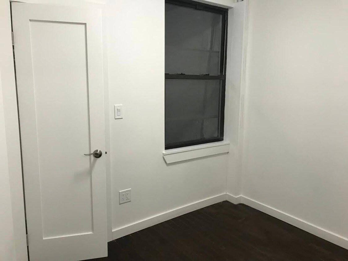 Building Photo - 110 E 89th St