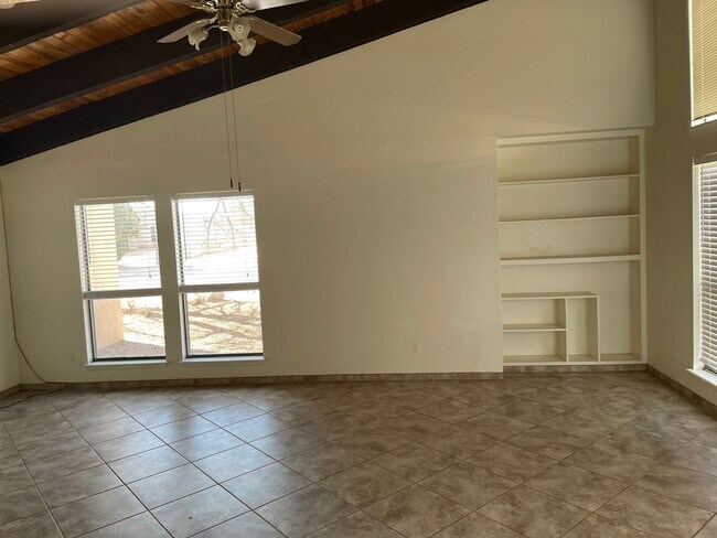 Foto del edificio - 2407 N Grand Ave