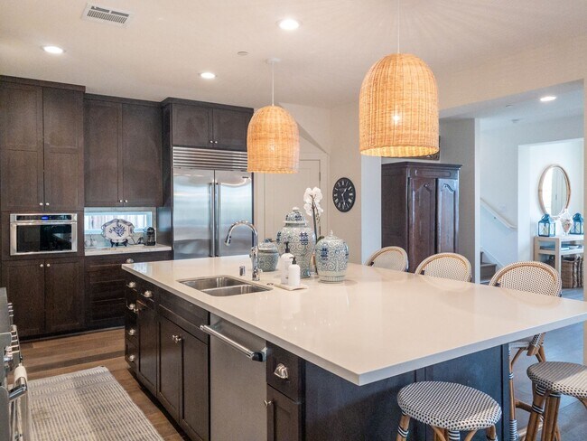 Foto del edificio - Updated 4BR/3.5BA Tiburon Home! 3,523sqft!...