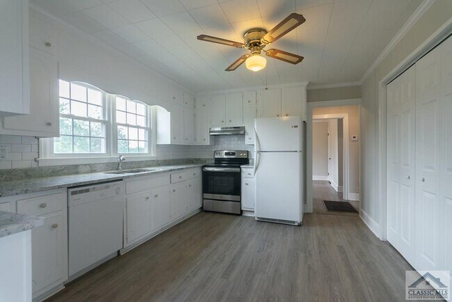 Foto del edificio - 243 Mitchell Farm Rd