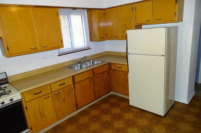 Kitchen - 2038 W Jarvis Ave