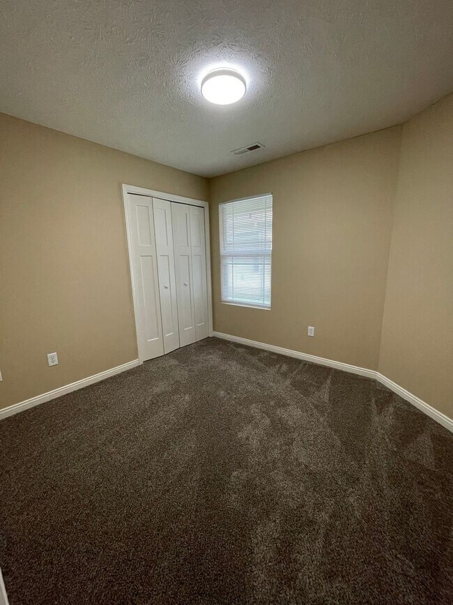 Building Photo - Single family home, with fenced in backyard!