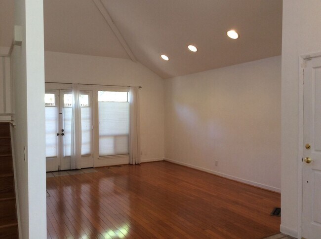Building Photo - Location, Location !!