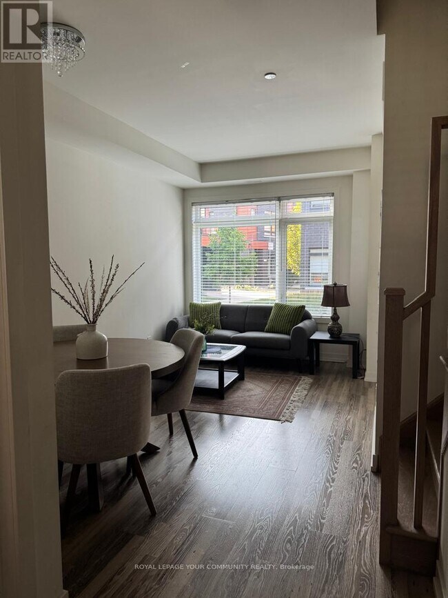 Photo du bâtiment - 370C-370C Red Maple Rd