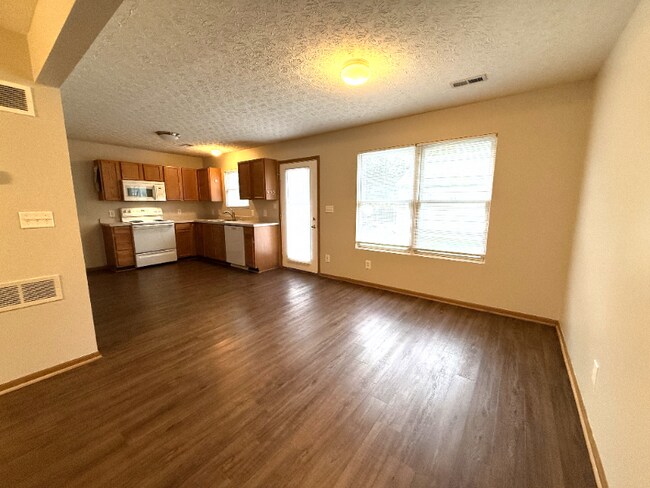 Foto del edificio - 7127 Black Mountain Dr