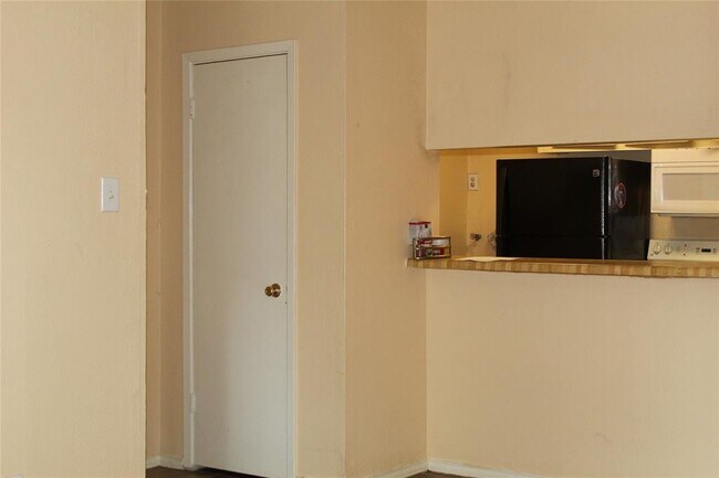 Building Photo - 6161 Reims Rd