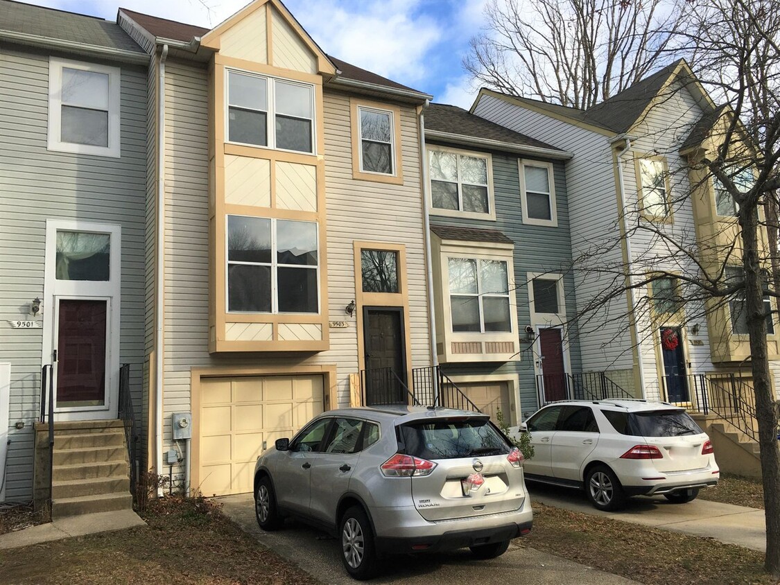 Primary Photo - Spacious 3 BR Townhouse in Columbia!