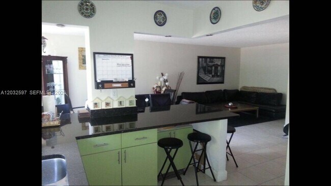 Foto del edificio - 17021 N Bay Rd