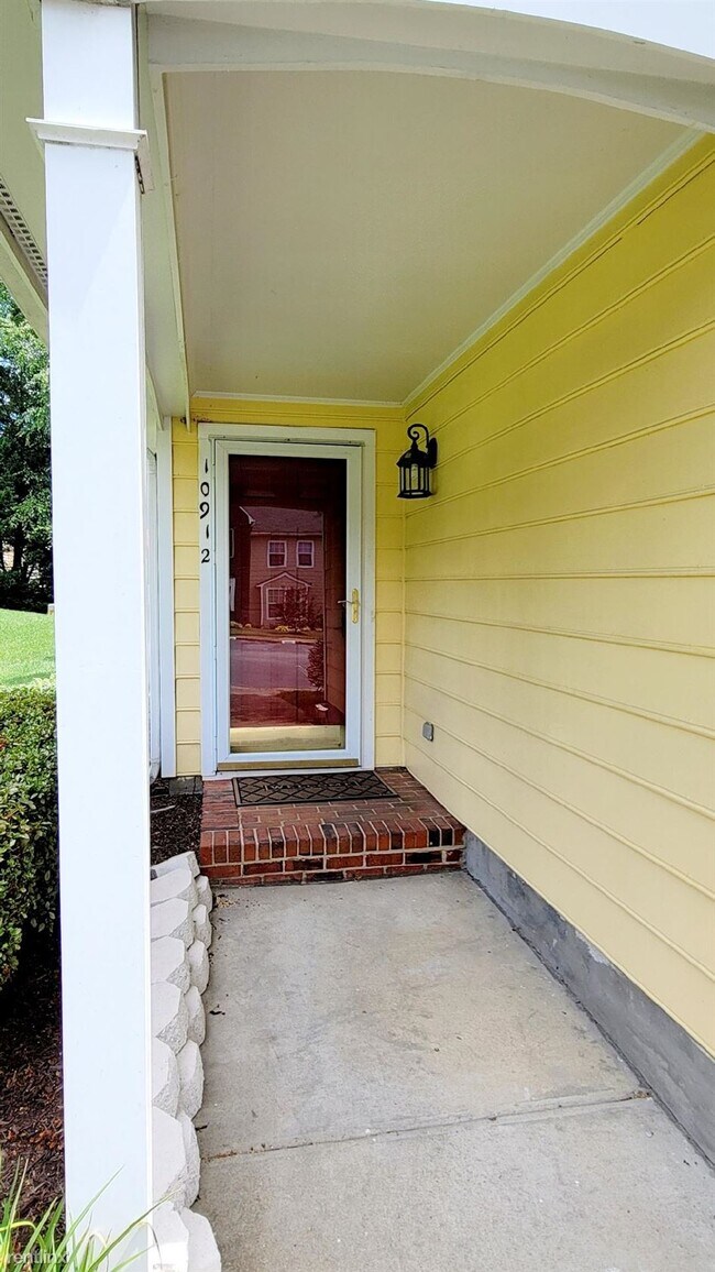 Building Photo - 2 br, 2.5 bath House - 10912 Bush Lake Ln