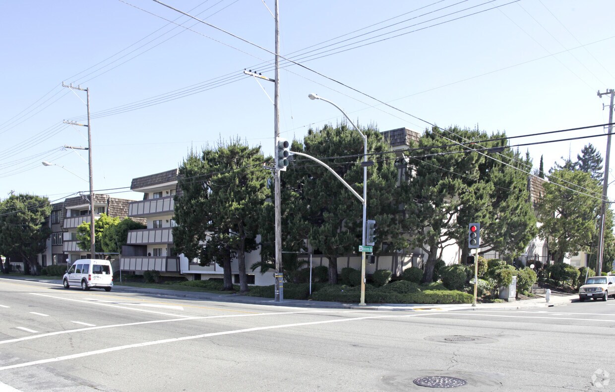 Primary Photo - 1550 Bancroft #112