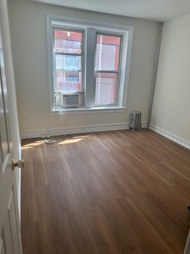 Building Photo - 65 E 95th St